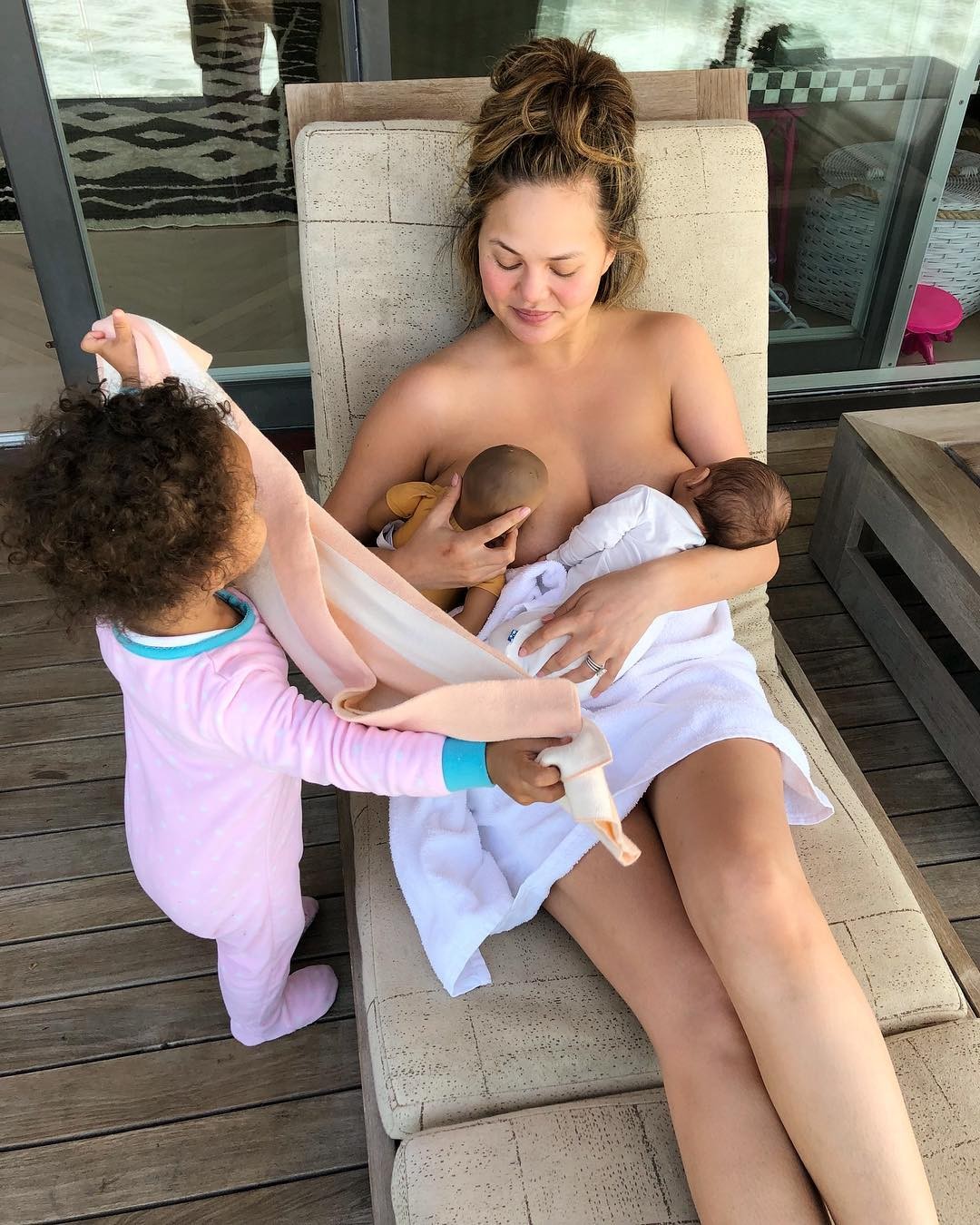 Chrissy Teigen e seus filhos (Foto: Reprodução / Instagram)