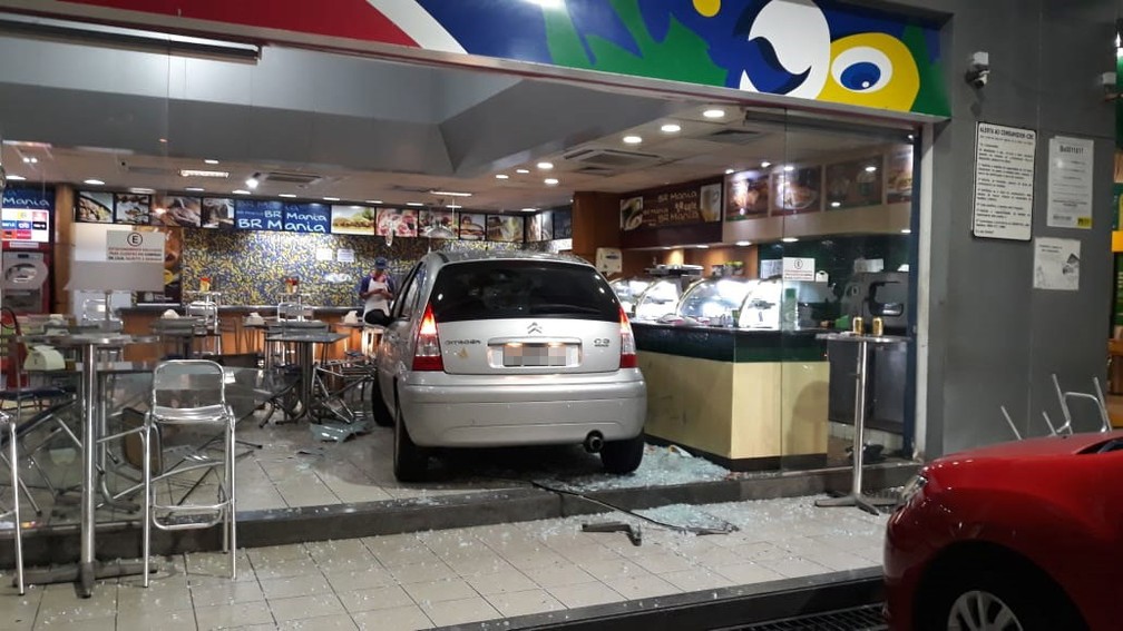 Carro invade loja de conveniÃªncia de posto de combustÃ­vel em Salvador e deixa uma pessoa ferida â€” Foto: Pedro Santana/Arquivo pessoal