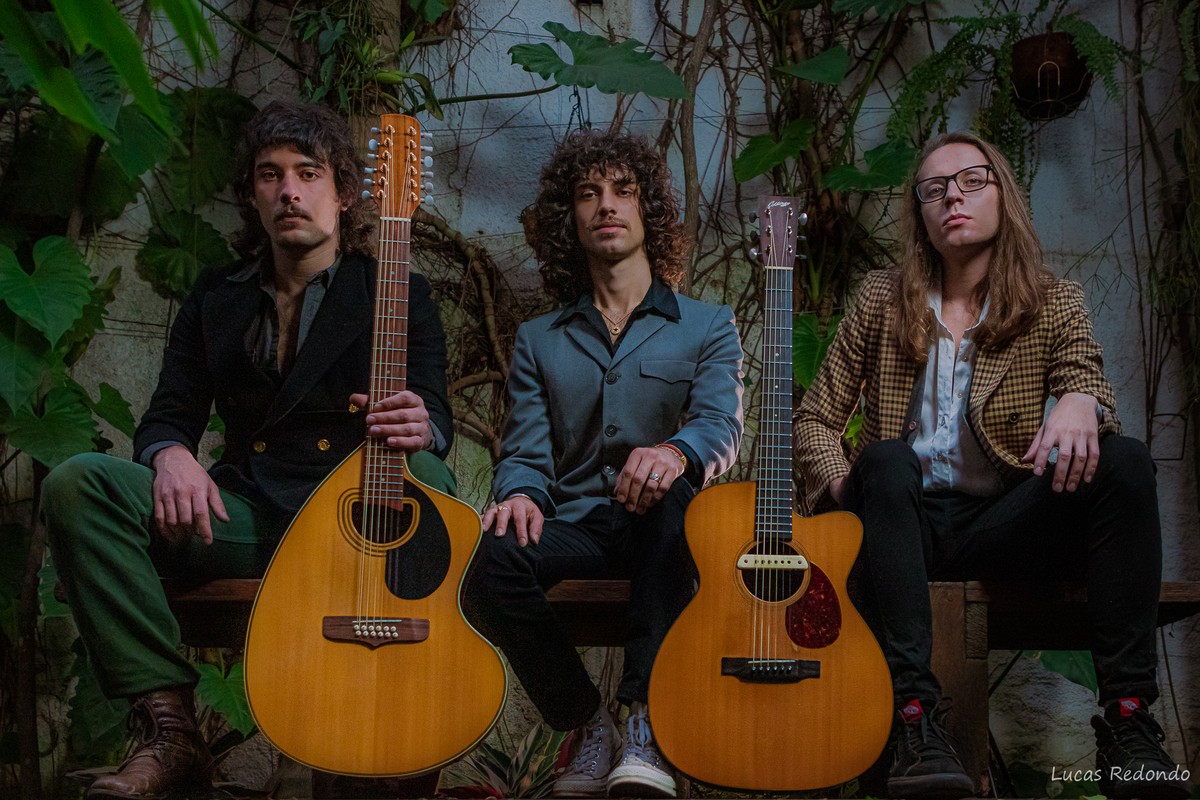 Trio Colomy apresenta a primeira canção de amor como faixa-título do EP acústico ‘Vem’ | Blog do Mauro Ferreira