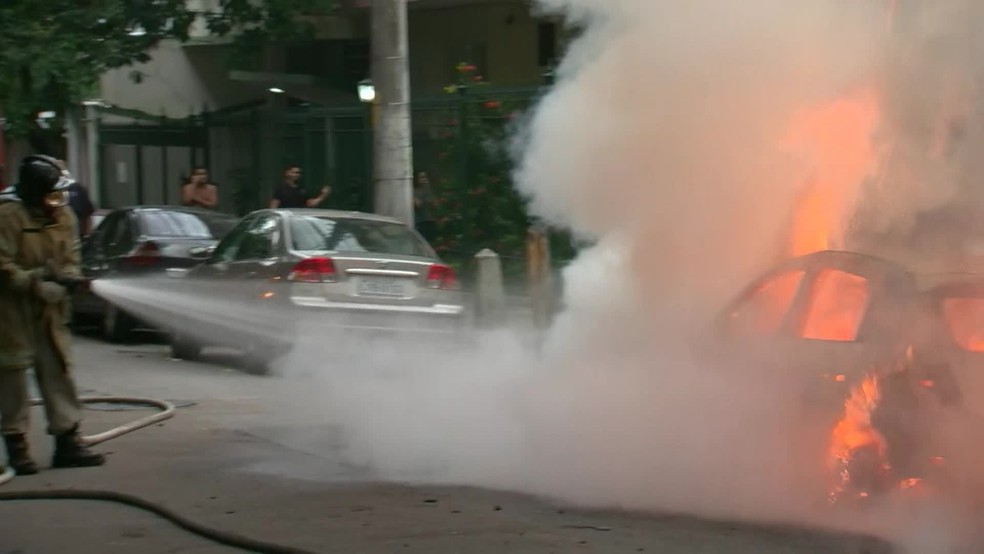 Moradores acordaram às 5h10 com o som das explosões — Foto: Reprodução / TV Globo