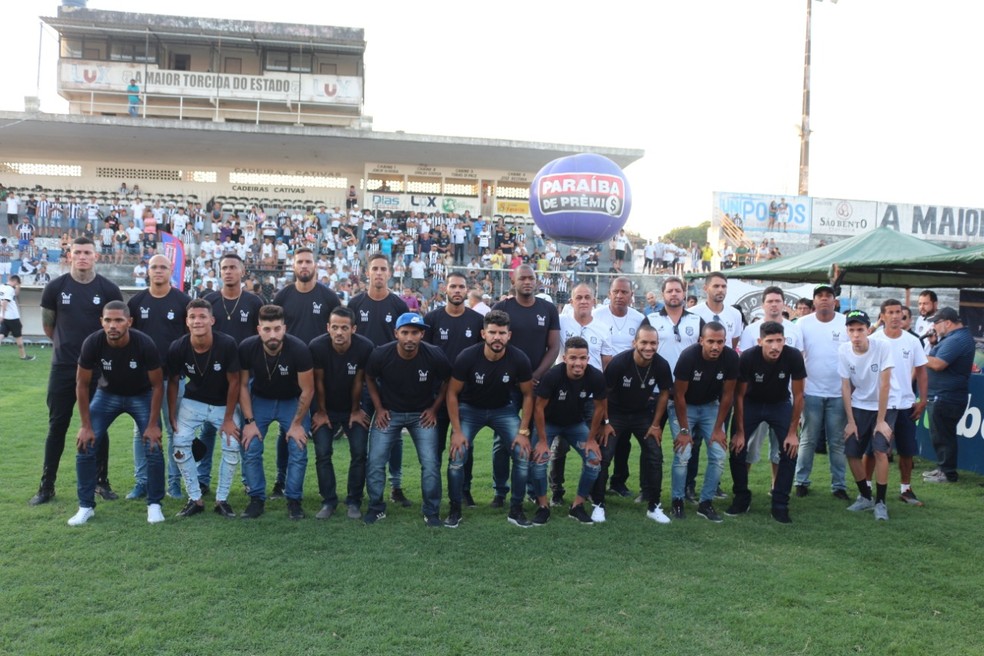 Elenco do Treze é apresentado a torcida na tarde deste domingo, em Campina Grande — Foto: Fábio Oliveira / Treze