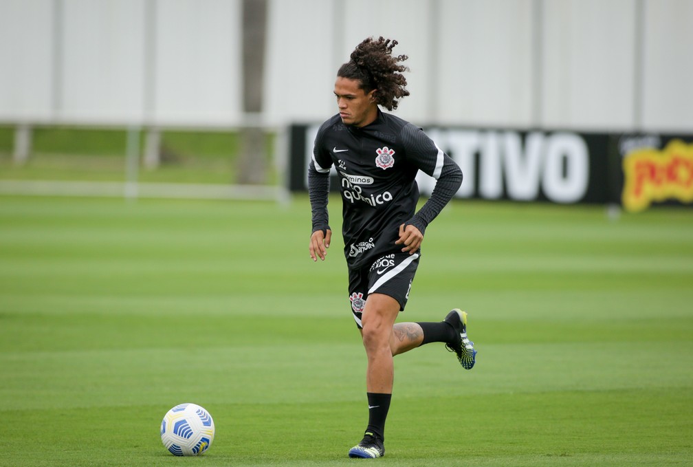 Corinthians confirma empréstimo de lateral Reginaldo para o Tombense