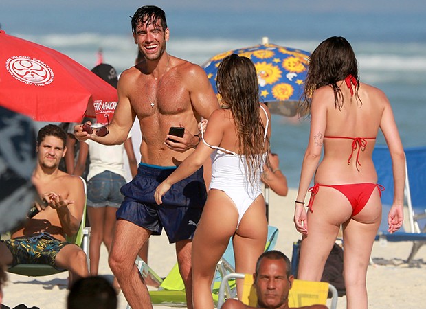 Agatha Moreira, Bruna Griphao, Marcos Pitombo, Rodrigo Simas e amigos curtem praia da Barra da Tijuca (Foto: AgNews)