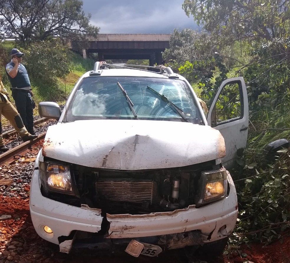 Carro caiu sobre trilhos de trem no Park Way, em Brasília — Foto: Corpo de Bombeiros/ Divulgação