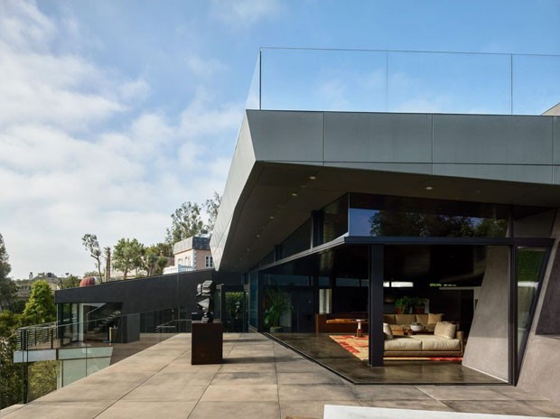 Casa com telhado verde tem ar de galeria de arte sustentável (Foto: Divulgação)