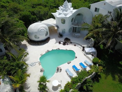 “Curta um dia ou mais se sentindo como uma celebridade”, diz a descrição da “Casa das Conchas”. Ela está disponível por R$ 966 a noite e para quatro hóspedes. A casa fica na Isla Mujeres, na costa de Cancun, no México.