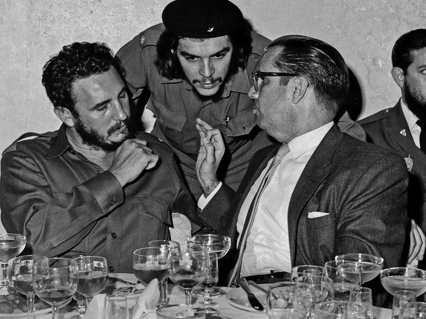 Fidel com Che Guevara, em foto de 1960 (Foto: AP Foto/Prensa Latina via AP Images)
