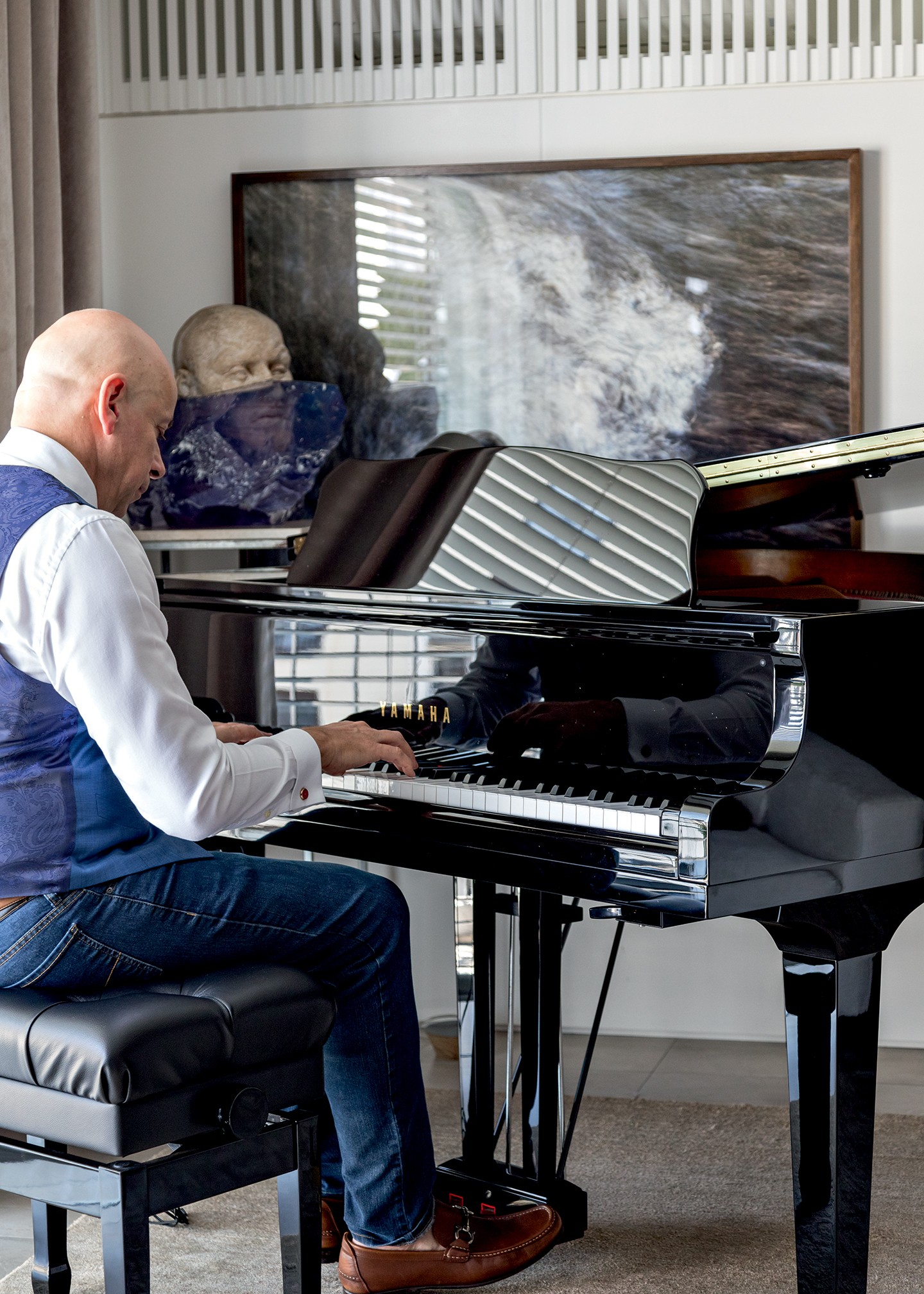Leandro Karnal abre a casa com piano e objetos cheios de história (Foto: Fran Parente)
