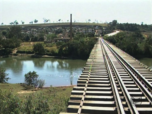 Linha férrea que passa pela comunidade Pedra Negra antes da usina (Foto: Reprodução EPTV)
