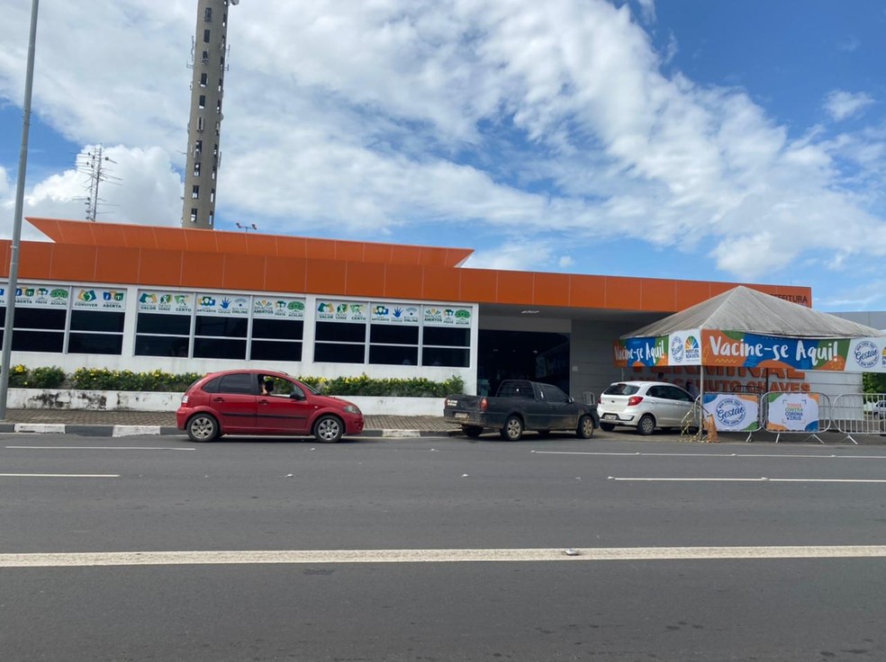 Apenas três carros aguardam na fila de vacinação no Terminal de ônibus Luiz Canuto Chaves, Centro — Foto: Caíque Rodrigues/G1 RR/Arquivo