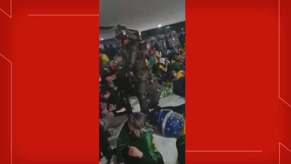 Militares do Exército dificultando ação da PM durante ato terrorista em Brasília — Foto: TV Globo? Reprodução