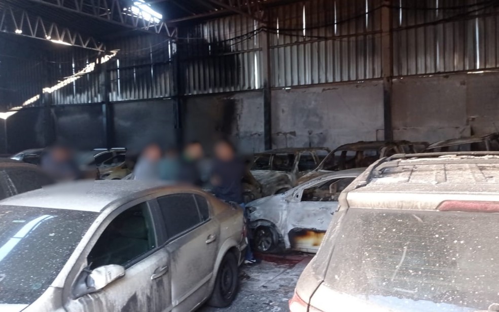 Carros queimam em incêndio de garagem em Goiânia, Goiás — Foto: Arquivo pessoal