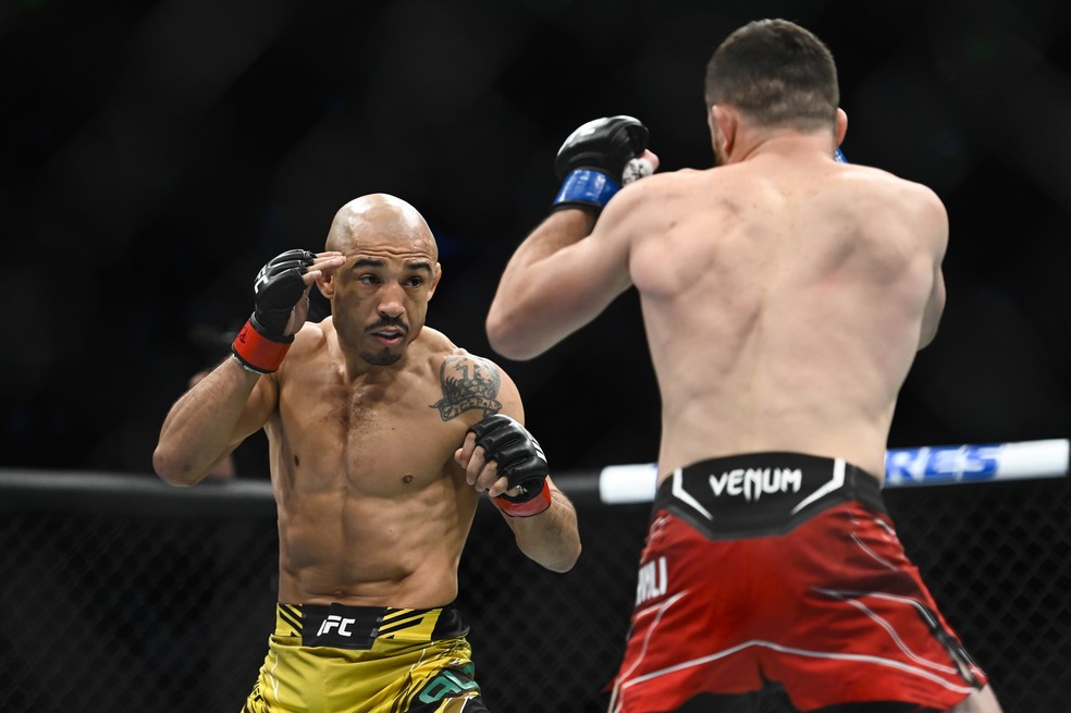 Jose Aldo é o segundo lutador mais bem pago do UFC 278, mesmo com derrota para Merab Dvalishvili — Foto: Alex Goodlett/Getty Images