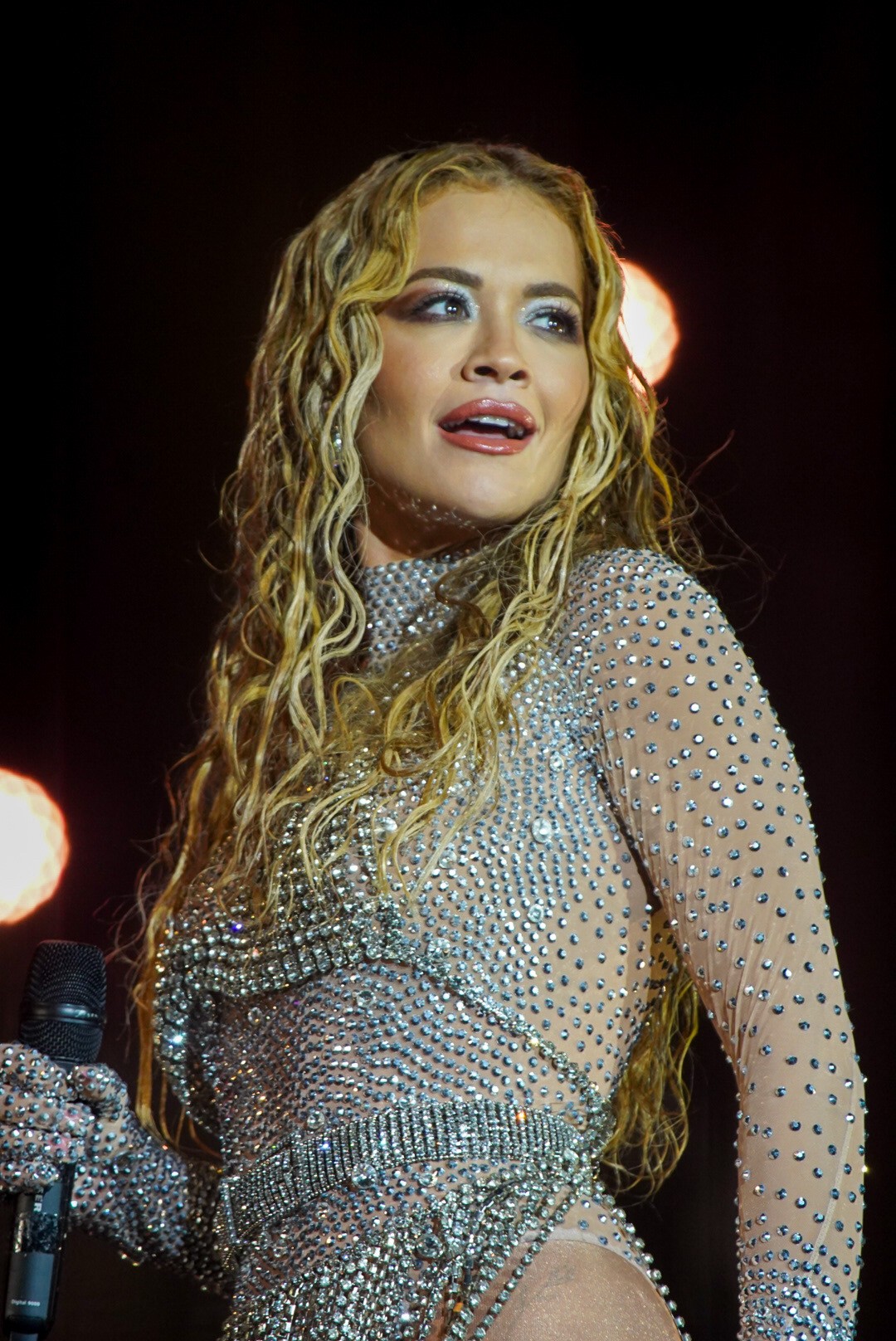 Rita Ora recebe Pabllo Vittar em show no Rock in Rio 2022 e dança 'Bola Rebola' de Anitta