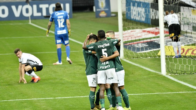 Jogadores do Palmeiras comemoram o segundo gol; corintianos lamentam