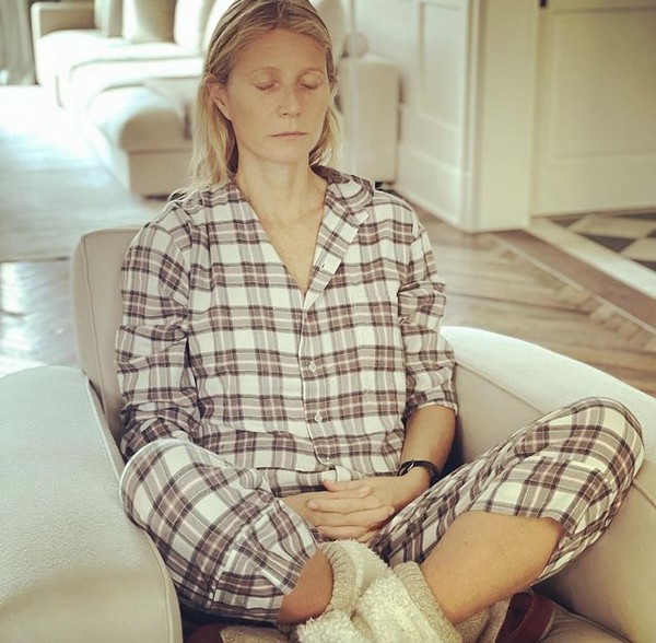 A atriz Gwyneth Paltrow meditando de pijama e sem maquiagem (Foto: Instagram)