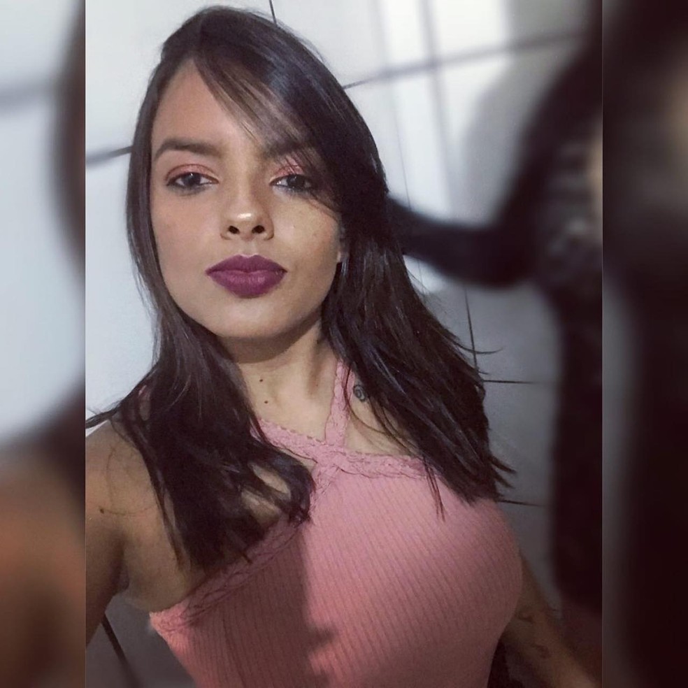 Fabiana da Costa Barbosa entrou com pedido de Benefício de Prestação Continuada (BPC) há um ano — Foto: Arquivo pessoal