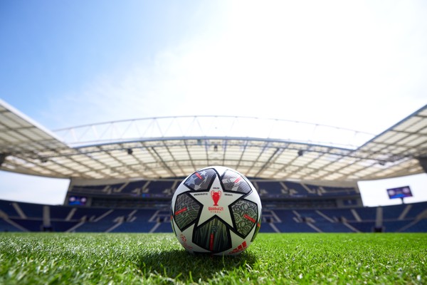 A bola da final da Champions Legaue 2020/2021 em exposição no Estádio do Dragão, em Porto, onde ocorrerá a partida entre Chelsea e Manchester City (Foto: Getty Images)