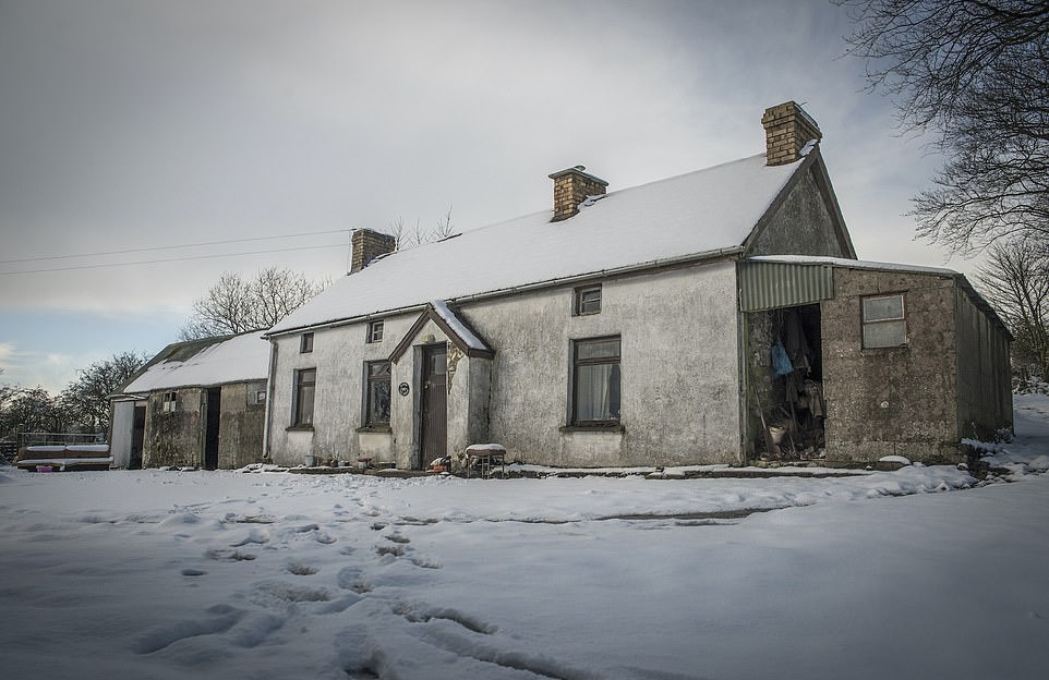 Fazenda abandonada encontrada na Irlanda (Foto: Rebecca Browlie/ Divulgacão)