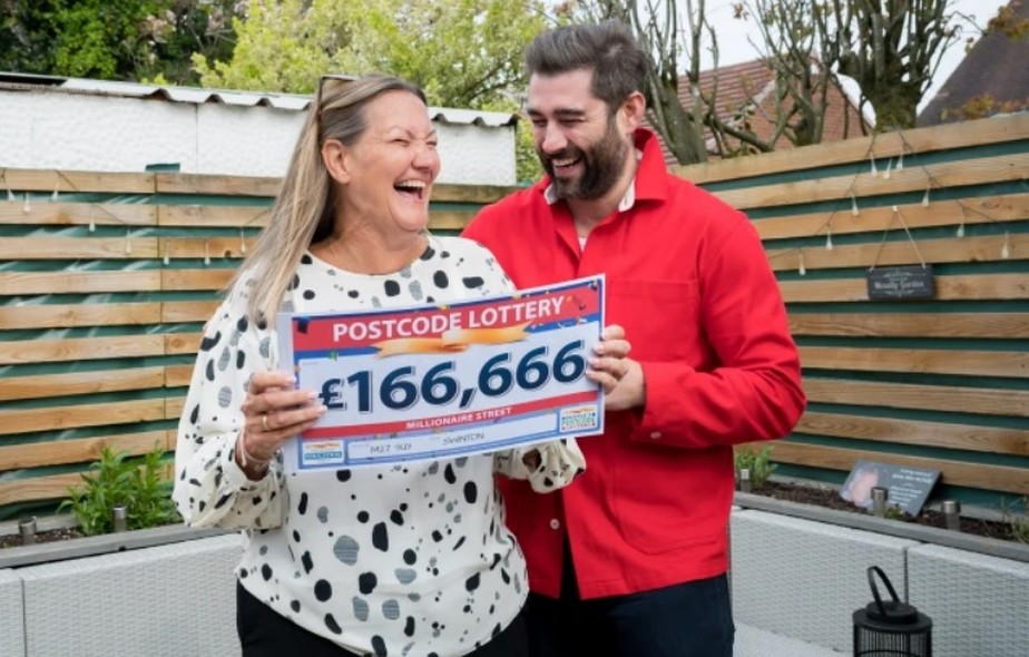 Viúva ganha R$ 1 mi em loteria com número marcado por marido antes de morrer