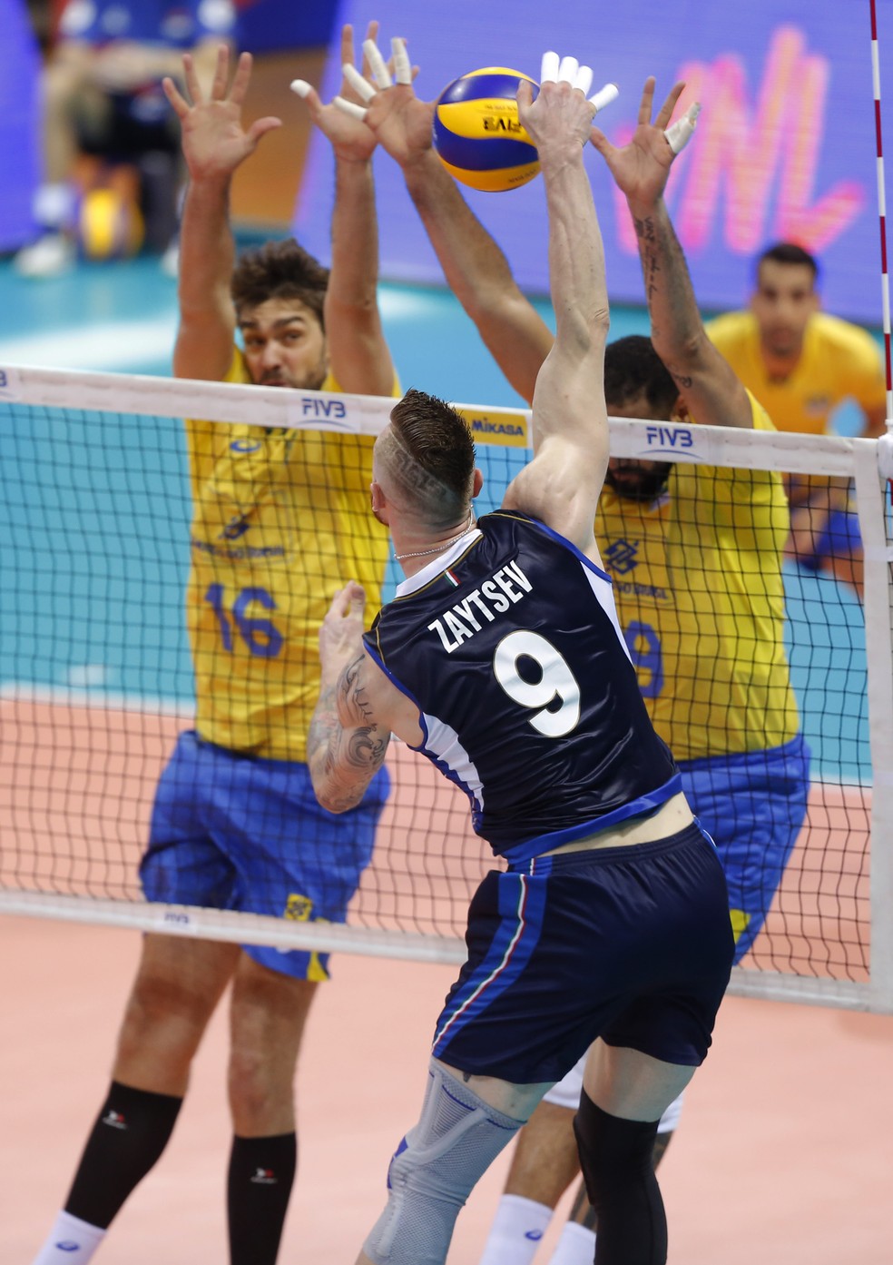 Zaytsev arrasou a defesa brasileira neste sÃ¡bado (Foto: DivulgaÃ§Ã£o/FIVB)