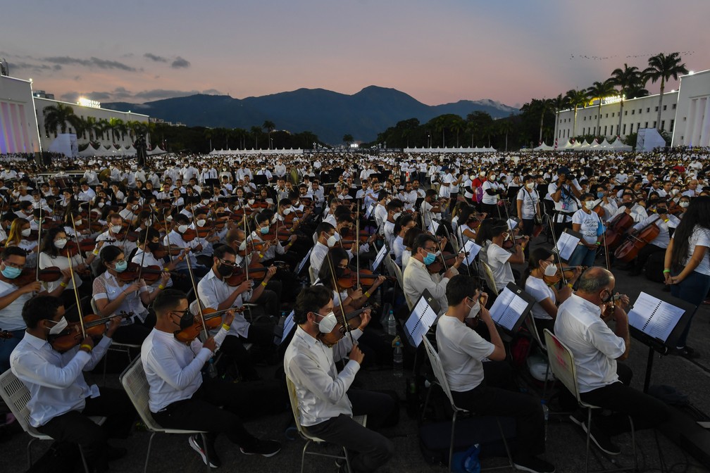 12 mil músicos da Venezuela tentam bater recorde de maior orquestra do mundo — Foto: Federico Parra/AFP