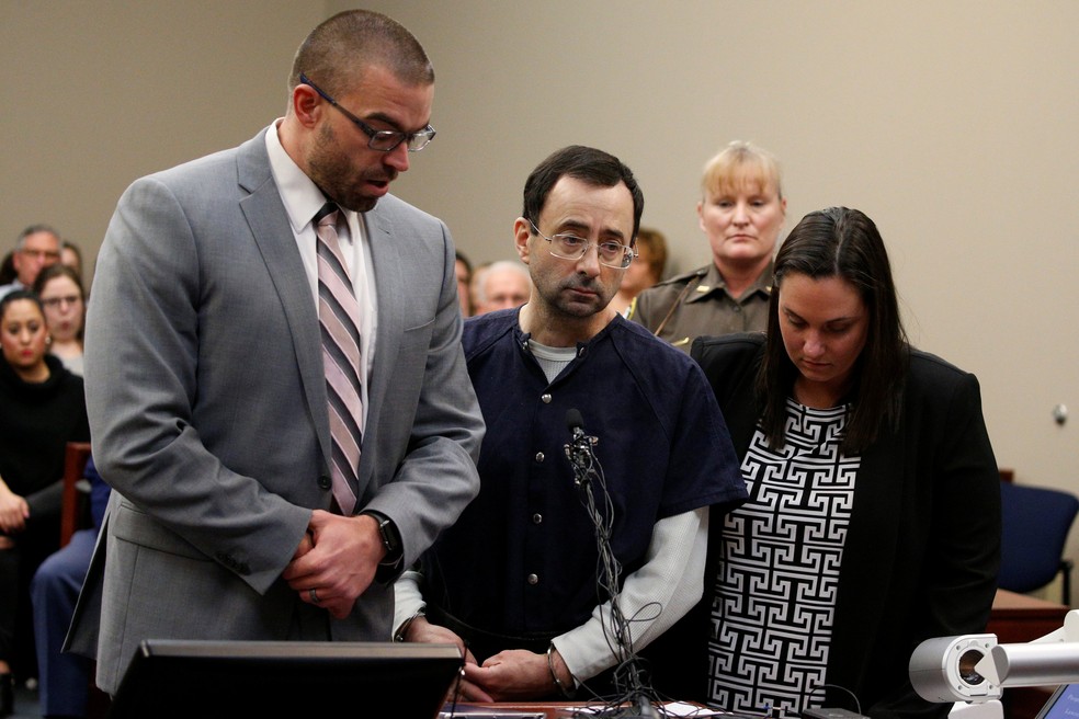 Larry Nassar recebeu a sentença ao lade de seus advogados (Foto: Brendan McDermid/Reuters)
