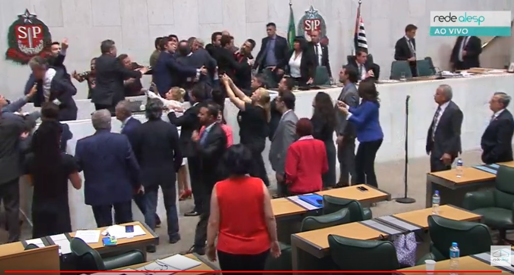 Parlamentares entram em confusão e sessão que votaria Reforma da Previdência é suspensa — Foto: Reprodução/TV Alesp