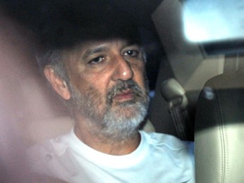 O ex-governador do Distrito Federal José Roberto Arruda, deixa prisão da PF em abril de 2010 (Foto: José Cruz/ABr)