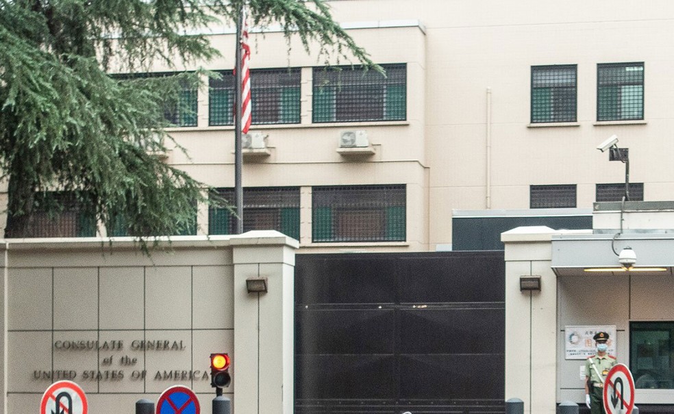 Bandeira dos Estados Unidos é vista na entrada do consulado americano em Chengdu, província de Sichuan, sudoeste da China, na quinta-feira (23)  — Foto: AFP