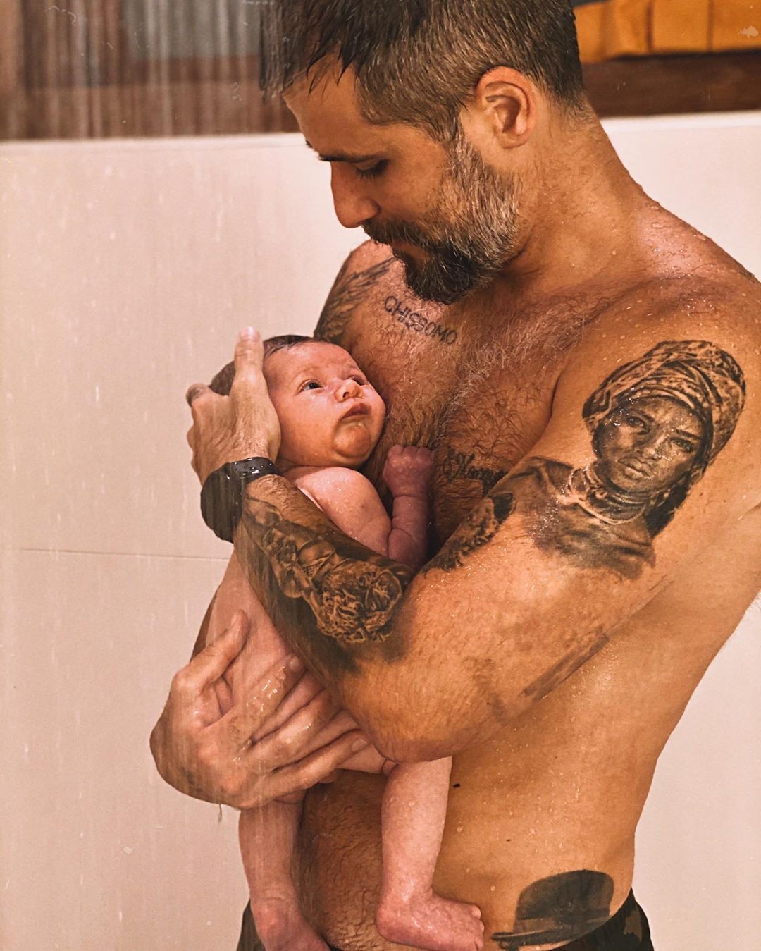 Com Zyan nos braços, Bruno Galiasso dá o primeiro banho de chuveiro no filho caçula (Foto: Reprodução/Instagram)