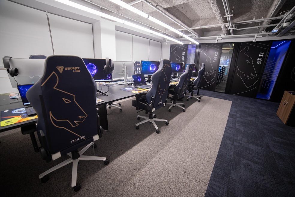 São quatro andares com escritórios abertos equipados com máquinas Alienware — Foto: Team Liquid / Divulgação