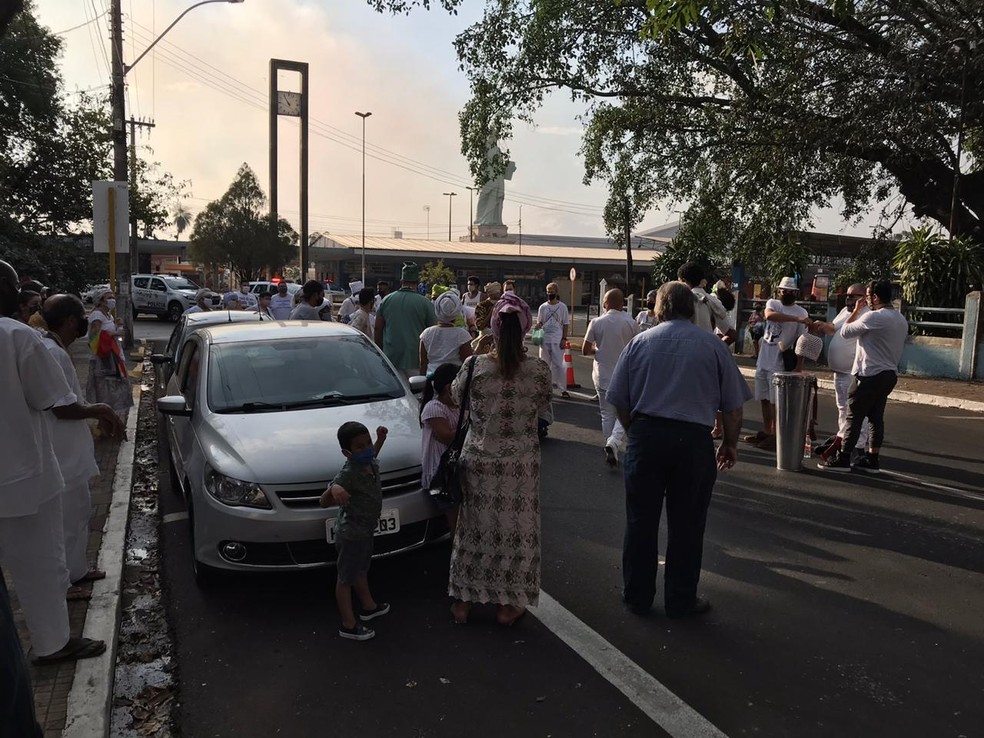 Moradores também foram até a Praça Rui Barbosa em Araçatuba — Foto: Rafael Ferraz/TV TEM