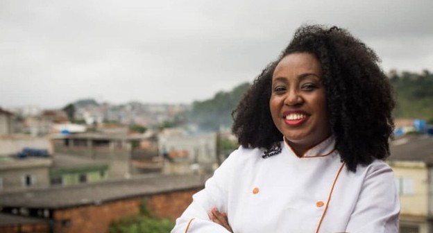 Empreendedora cria restaurante que combina raízes das culinárias africana e brasileira
