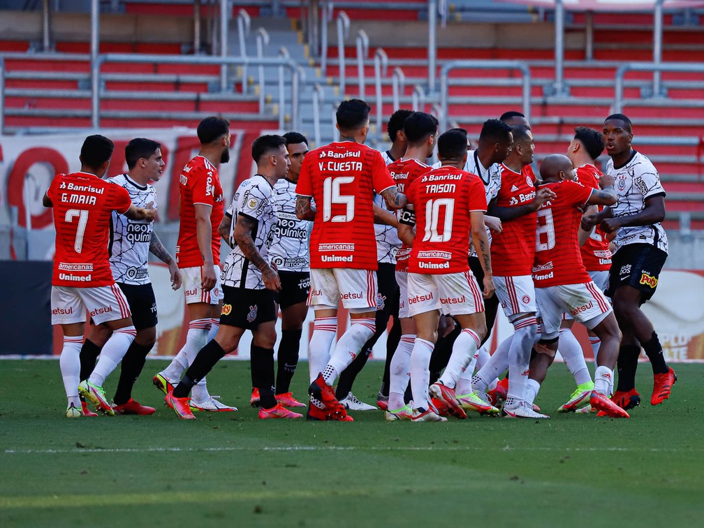 Em súmula, árbitro explica expulsões de Xavier e Patrick em Internacional x Corinthians