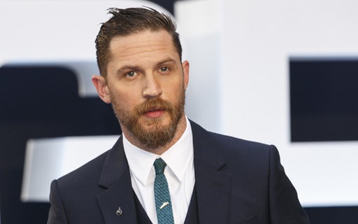 Mais Elegantes Da Semana Tom Hardy Quebra A Formalidade Do Terno Gq Moda Masculina 