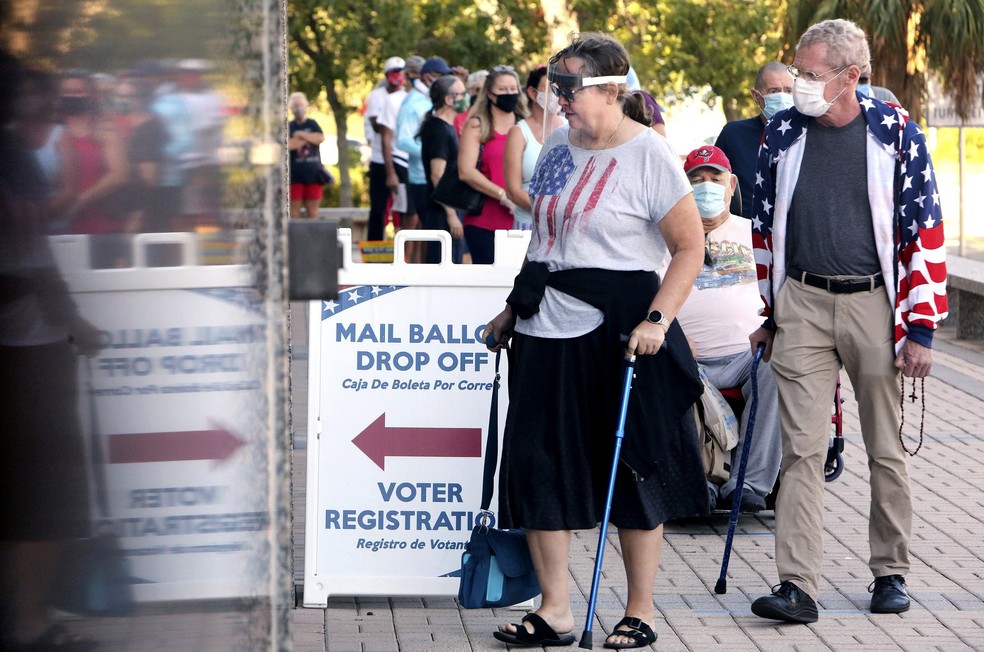 Eleitores votam nesta segunda-feira (19), em Tampa, na Flórida, EUA.  — Foto: Douglas R. Clifford/Tampa Bay Times via AP