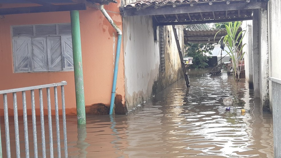 Casas foram invadidas após rio transbordar em Canguaretama — Foto: Sérgio Henrique Santos/Inter TV Cabugi