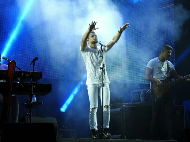 Cantor ainda se apresenta na Av. Itaúba, após show na Ponta Negra (Foto: Indiara Bessa/G1 AM)