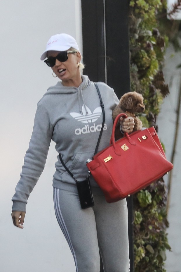 West Hollywood, CA  - *EXCLUSIVE*  - Pregnant Katy Perry leaves her office after a day at work. The singer had her puppy and her red purse in hand. Shot on 03/03/20.Pictured: Katy PerryBACKGRID USA 4 MARCH 2020 USA: +1 310 798 9111 / usasales@ (Foto: BACKGRID)