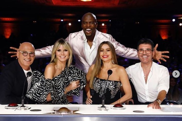 Sofía Vergara, Howie Mandel, Simon Cowell, Heidi Klum e Terry Crews no set de America's Got Talent (Foto: Instagram)