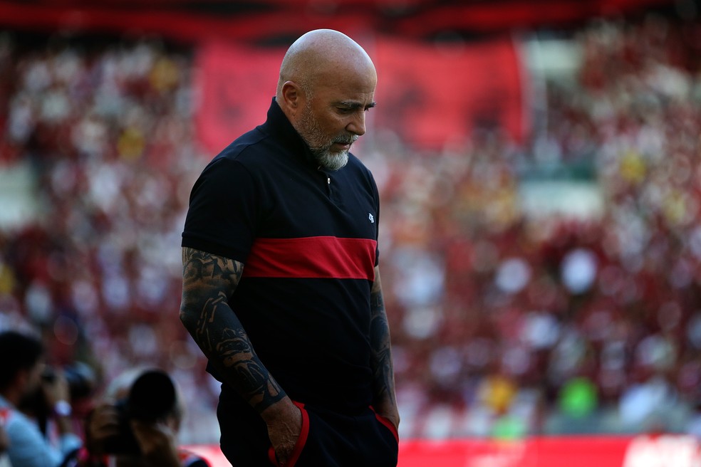 Sampaoli tem dificuldades de encontrar a formação tática ideal — Foto: Lucas Tavares