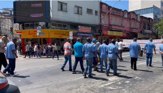 Trabalhadores do transporte púbico de Juiz de Fora protestam em defesa dos postos de trabalho
