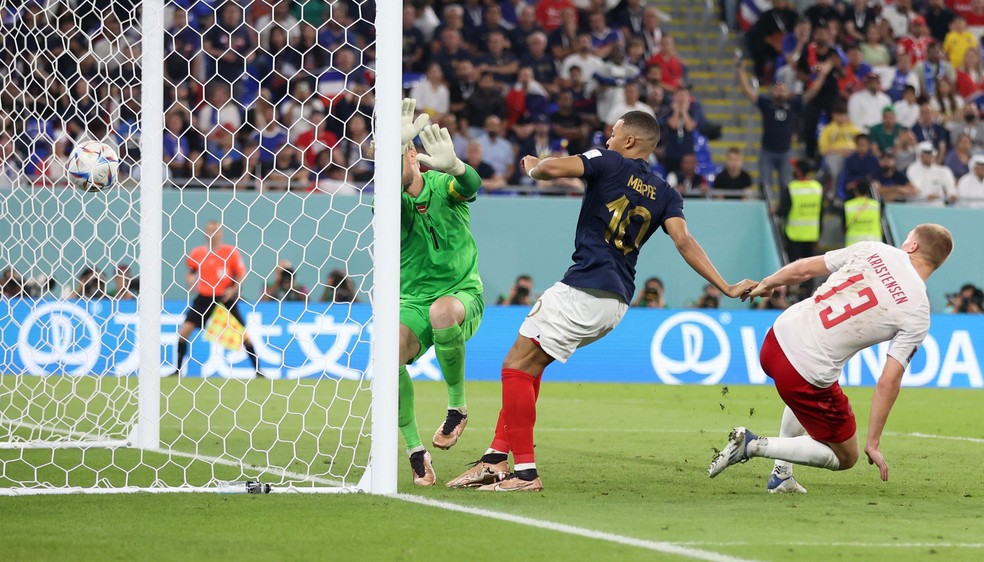 Kylian Mbappe tem 12 finalizações e 3 gols na Copa do Mundo — Foto: REUTERS/Carl Recine