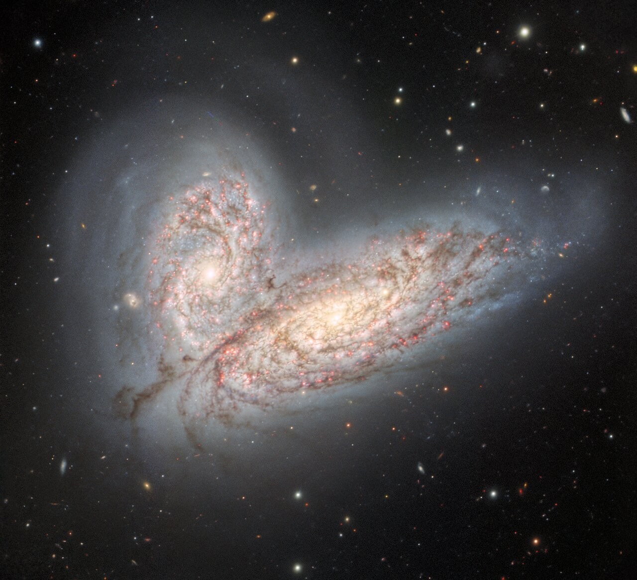 Par de galáxias espirais, NGC 4568 (em baixo) e a NGC 4567 (em cima), em interação (Foto: NOIRLab)
