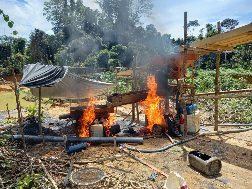 Materiais usados na logstica do garimpo ilegal foram queimados  — Foto: Ibama/Divulgao