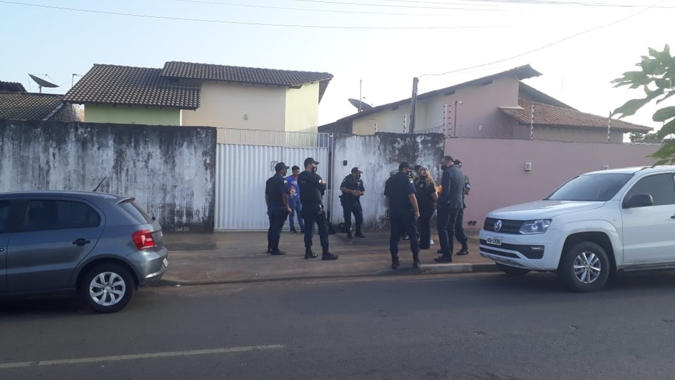Promotor do MP e policiais na casa de PM investigado por sequestrar Romano dos Anjos — Foto: Marcelo Marques/Rede Amazônica