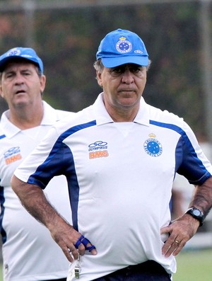 Nada de bola pela manhã: jogadores fazem atividade física na Toca II
