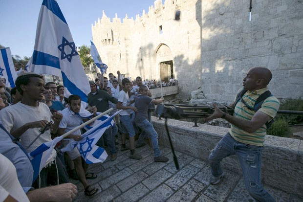 Israelenses com bandeiras entraram em confronto com cinegrafista palestino no Portão de Damasco, entrada de Jerusalém Antiga (Foto: Ammar Awad/Reuters)