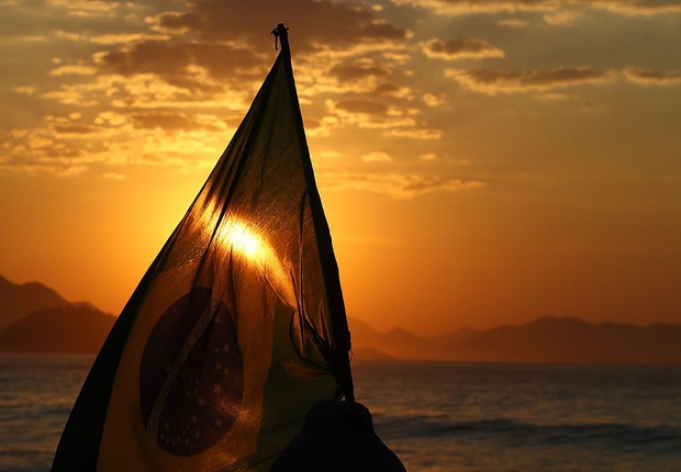 Bandeira do Brasil é vista na Praia de Copacabana  (Foto: Alexander Hassenstein/Getty Images)